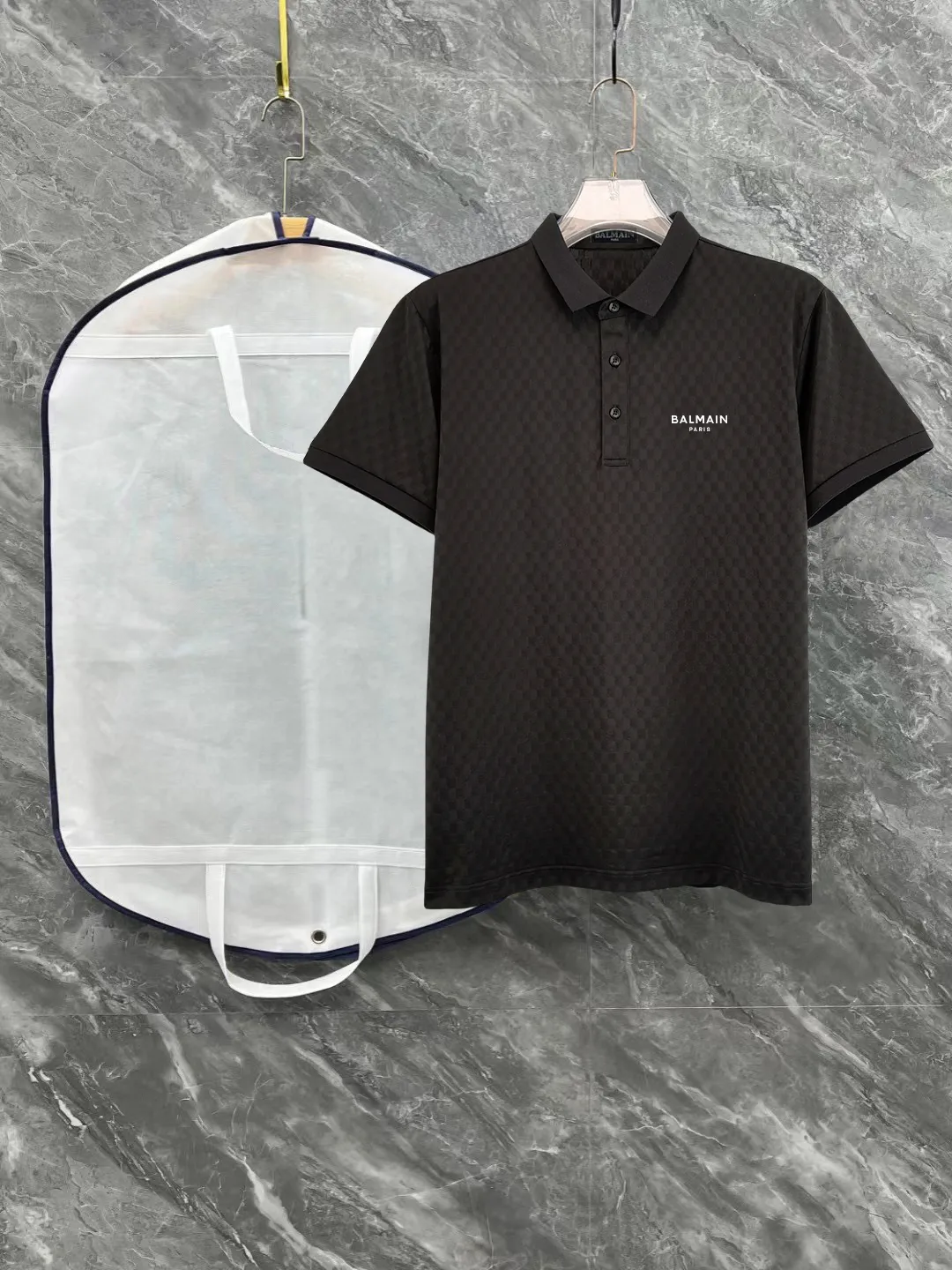 Premium Quality Balmain spring and summer full jacquard lapel short sleeves. This short sleeve is made of Tencel➕cotton fabric, with double jacquard all over. It is carefully made and the upper body is refreshing! Update your casual look. Exquisite tailoring, complete with three-label accessories. It is indeed very heavy-duty. It is a fashionable item. It is decorated with the brand LOGO on the front. It is genuine YB customized fabric and will never be faked. This piece looks really good when worn! Looks great with any combination! No gender distinction, same style for men and women Color: Black White Size: M L XL XXL XXXL